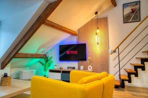 Dream Factory - Loft & Private Cinema 6P, 8 minutes from Disneyland