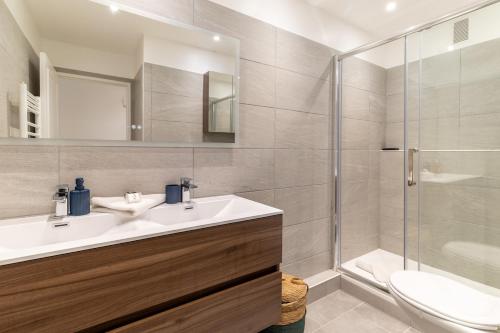 un bagno con lavandino, WC e doccia di Appartement de Charme à 5 minutes de la mer a Antibes