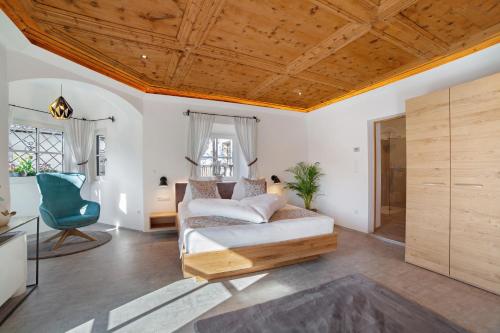 a living room with a couch and a blue chair at Engel Appartements Goschtstub in Parcines