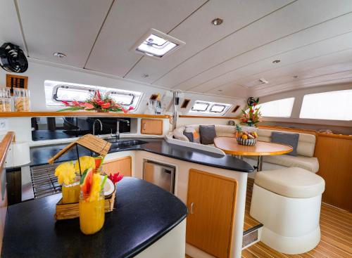 Kuchyň nebo kuchyňský kout v ubytování Catamaran Z'ile cruise