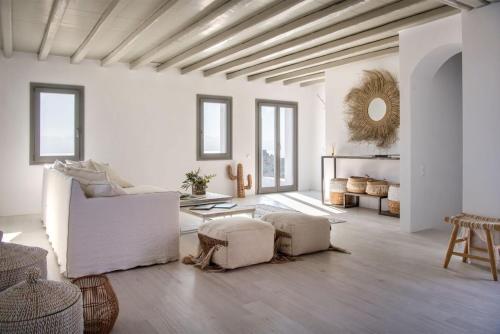 Biały salon z kanapą i krzesłami w obiekcie Rising Sun sea view Villa near the beach Paros w mieście Molos Parou