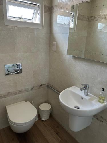 Ένα μπάνιο στο Oakwood Bed and Breakfast Heathrow