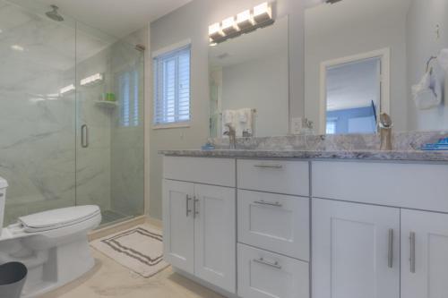 Ένα μπάνιο στο Sandy Feet Retreat 4 Oceanview Balconies Pets Ok