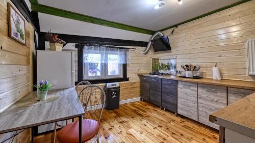 Una cocina o zona de cocina en Głęboki Jar