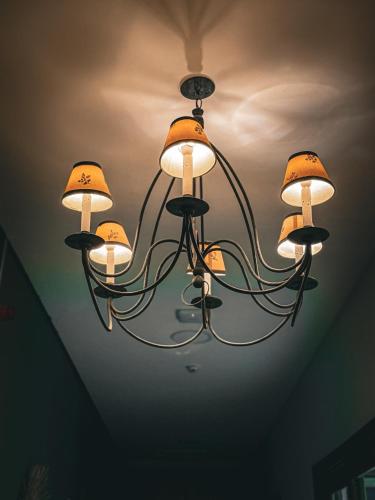 a chandelier hanging from the ceiling in a room at Smart Hotel Reserva Campos do Jordão in Campos do Jordão