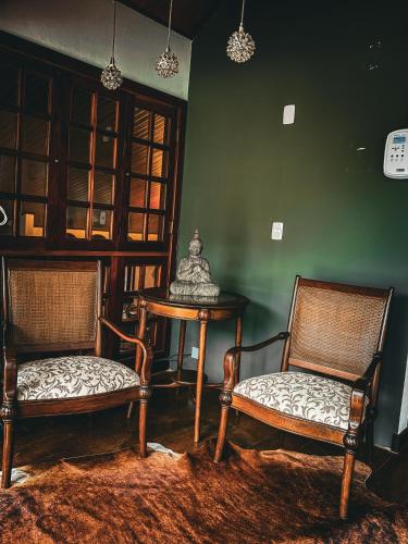 two chairs and a table in a room at Smart Hotel Reserva Campos do Jordão in Campos do Jordão