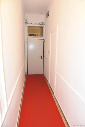 a red hallway with a door and a red carpet at Hébergement confort Garé de l'ouest in Brussels