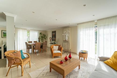 a living room filled with furniture and a table at Vacances révées au Pin Parasol in Le Thor
