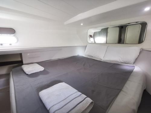 une petite chambre avec un lit dans un avion dans l'établissement appartement flottant, à Ajaccio