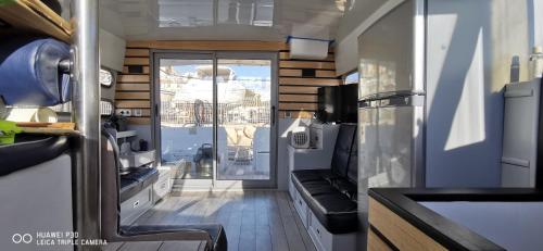 - une vue sur l'intérieur d'une cuisine et d'un salon dans l'établissement appartement flottant, à Ajaccio