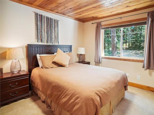 une chambre avec un grand lit et une fenêtre dans l'établissement High Sierra Escape - Cozy, Spacious Mountain Home, à South Lake Tahoe
