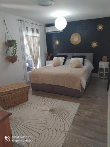une chambre avec un grand lit dans une pièce dans l'établissement Maison au calme située à 10 minutes des plages, à Montescot