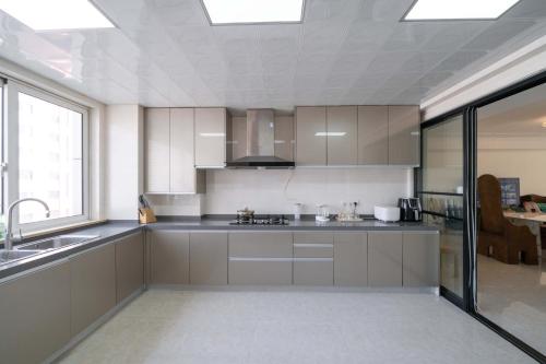 Η κουζίνα ή μικρή κουζίνα στο Shanghai Yidu Homestay-160m from People's Square subway station and close to the Bund