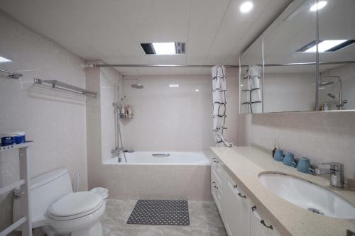 Ένα μπάνιο στο Shanghai Yidu Homestay-160m from People's Square subway station and close to the Bund