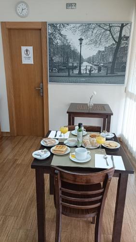 un tavolo con sopra dei piatti di cibo di Hotel Sol de la Blanca a Cudillero