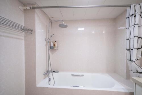 Ένα μπάνιο στο Shanghai Yidu Homestay-160m from People's Square subway station and close to the Bund