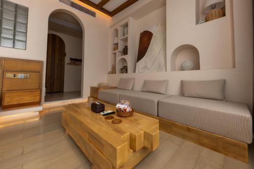 a living room with a couch and a coffee table at Shanheli Chaji Aesthetic Hotel Mixc Branch in Shantou