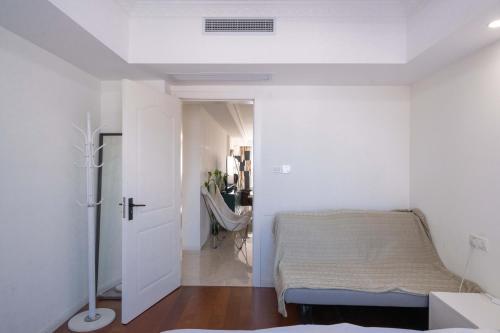 Ένα ή περισσότερα κρεβάτια σε δωμάτιο στο Shanghai Yidu Homestay-160m from People's Square subway station and close to the Bund