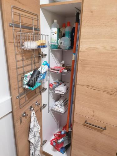 Cette chambre dispose d'un placard avec une porte et des étagères. dans l'établissement villa Emmanuel, à Porto-Vecchio