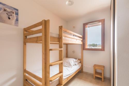 - une chambre avec 2 lits superposés et un miroir dans l'établissement Le Mousqueton - 5min à pied des pistes, à Saint-Étienne-en-Dévoluy