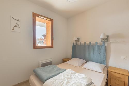 une petite chambre avec un lit et une fenêtre dans l'établissement Le Piolet - Vue montagne proche pistes, à Saint-Étienne-en-Dévoluy