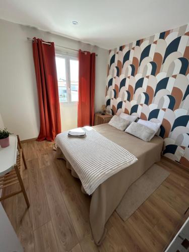 - une chambre avec un lit et des rideaux rouges dans l'établissement Maison de vacances avec piscine chauffée, à Charron