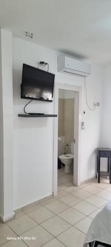 TV a/nebo společenská místnost v ubytování מנשה הום