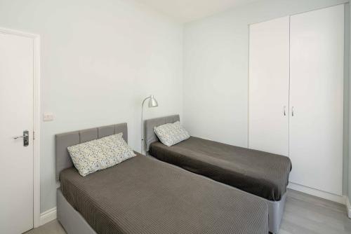 due letti uno accanto all'altro in una stanza di 2 bed, FREE parking, SKY a Bedford