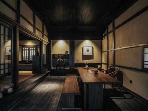 a large room with a wooden table in it at Jingdezhen Xingshan City outside Jielu Hotel in Jingdezhen