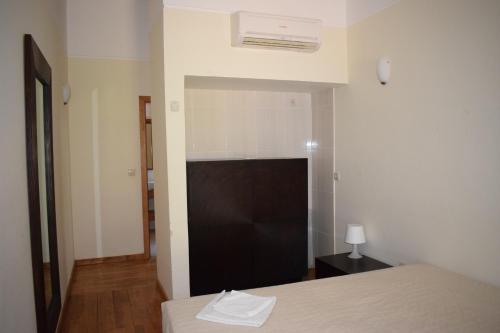 a bedroom with a bed and a white wall at Douro Natura in Bemposta