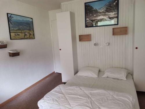 une petite chambre avec un lit dans le coin dans l'établissement Studio 4 pers, pied des pistes, cuisine équipée, balcon sud - FR-1-404-92, à La Mongie