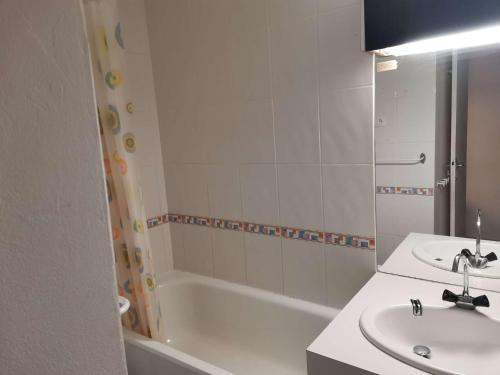 une salle de bain blanche avec un lavabo et une baignoire dans l'établissement Studio 4 pers, pied des pistes, cuisine équipée, balcon sud - FR-1-404-92, à La Mongie