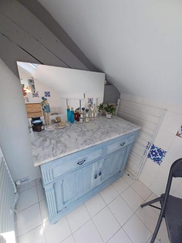une salle de bain avec une armoire bleue dans une pièce dans l'établissement Le Duplex de Saint Jacques, à Dieppe