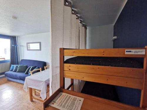 - une chambre avec des lits superposés et un canapé dans l'établissement Studio 4 pers, pieds des pistes avec balcon et animaux admis - La Mongie - FR-1-404-5, à La Mongie