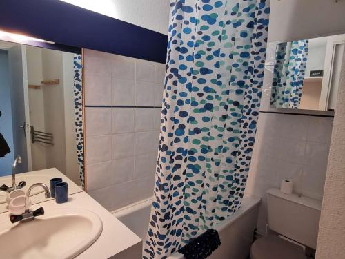 une salle de bain avec un lavabo et un rideau de douche dans l'établissement Studio 4 pers, pieds des pistes avec balcon et animaux admis - La Mongie - FR-1-404-5, à La Mongie