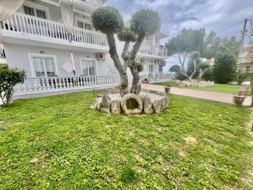 Сад в Villa Antonis deluxe apartments