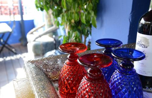 three red and blue glass vases sitting on a table at Residencial Terra de Mar Calpe, Grupo Terra de Mar, alojamientos con encanto in Calpe