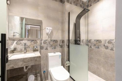 a bathroom with a toilet and a sink at فندق فاتوران vatoran hotel in Al Madinah