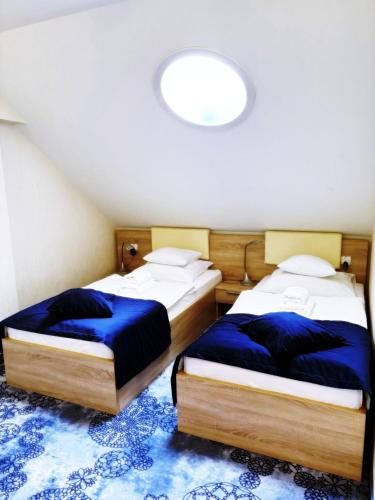 Postel nebo postele na pokoji v ubytování Hotel Zacisze
