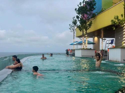 Hoằng HóaFlamingo Ibiza Hải Tiến 1723-1725的一群人在度假村的游泳池里