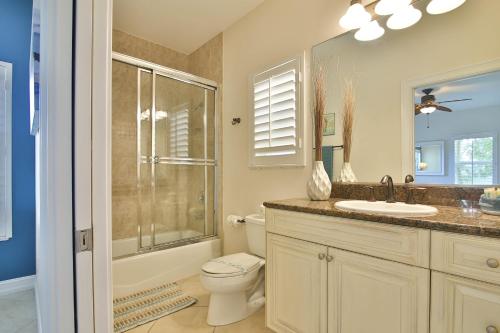 Et badeværelse på Luxury Waterfront Home With A Heated Pool And Spa!