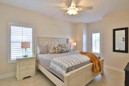 En eller flere senge i et værelse på Luxury Waterfront Home With A Heated Pool And Spa!