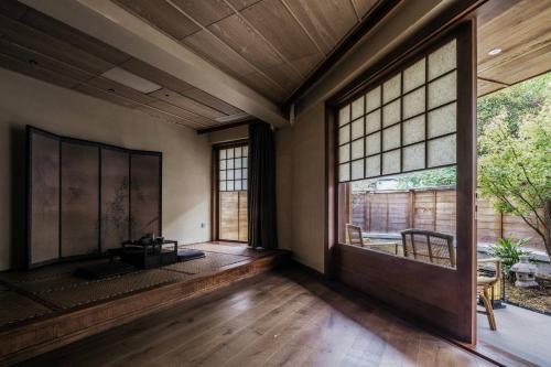an empty room with a large window in a room at Jingdezhen Xingshan City outside Jielu Hotel in Jingdezhen