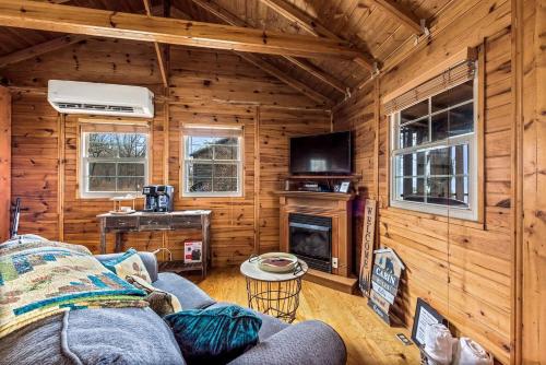 Gambar di galeri bagi Impressive Wooden Rustic Cabin with Fireplace in Mentone, Alabama di Mentone