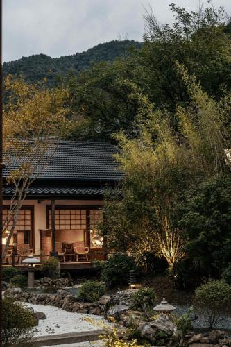 a japanese house in the middle of a garden at Jingdezhen Xingshan City outside Jielu Hotel in Jingdezhen