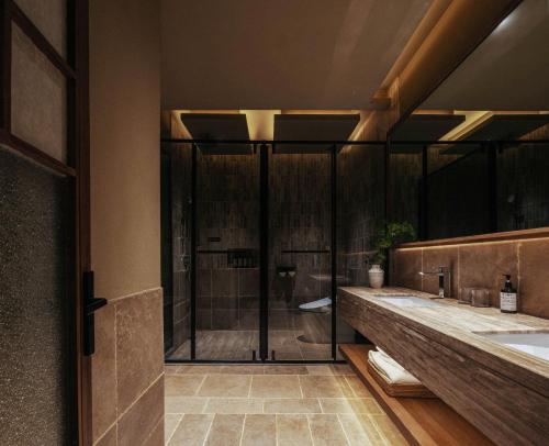 a bathroom with two sinks and a shower at Jingdezhen Xingshan City outside Jielu Hotel in Jingdezhen