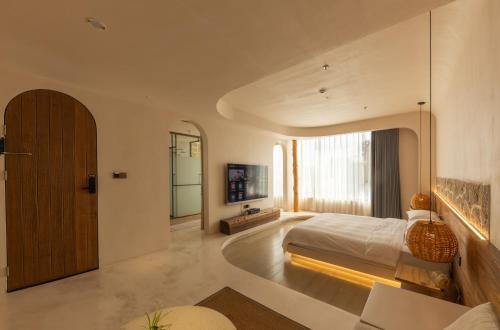 a bedroom with a large bed and a large window at Shanheli Chaji Aesthetic Hotel Mixc Branch in Shantou