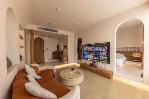 a large living room with a couch and a bed at Shanheli Chaji Aesthetic Hotel Mixc Branch in Shantou