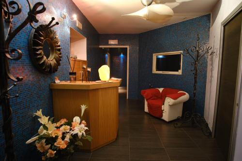a bathroom with a sink and a chair in a room at Hotel Bes & Spa in Claviere