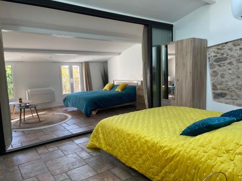 - une chambre avec un lit jaune et un grand miroir dans l'établissement CANNES SUQUET beautiful Duplex, à Cannes